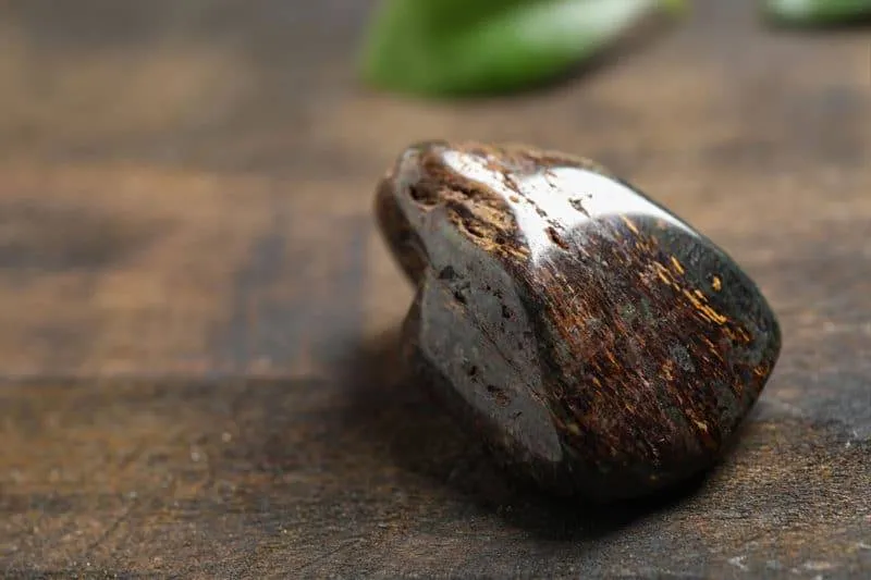 Pierre naturelle de bronzite divisée en deux