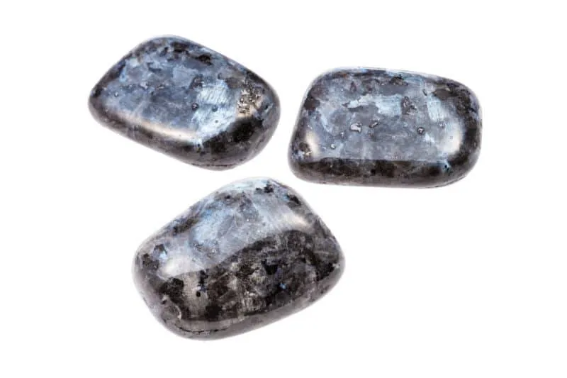 Trois pierres polies de larvikite