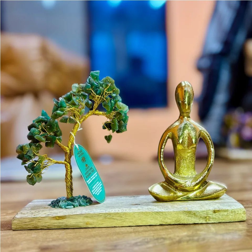 Jardin de yoga, arbre en pierres sur bois de manguier : posture Padmasana, arbre incliné en aventurine verte, 100 éclats
