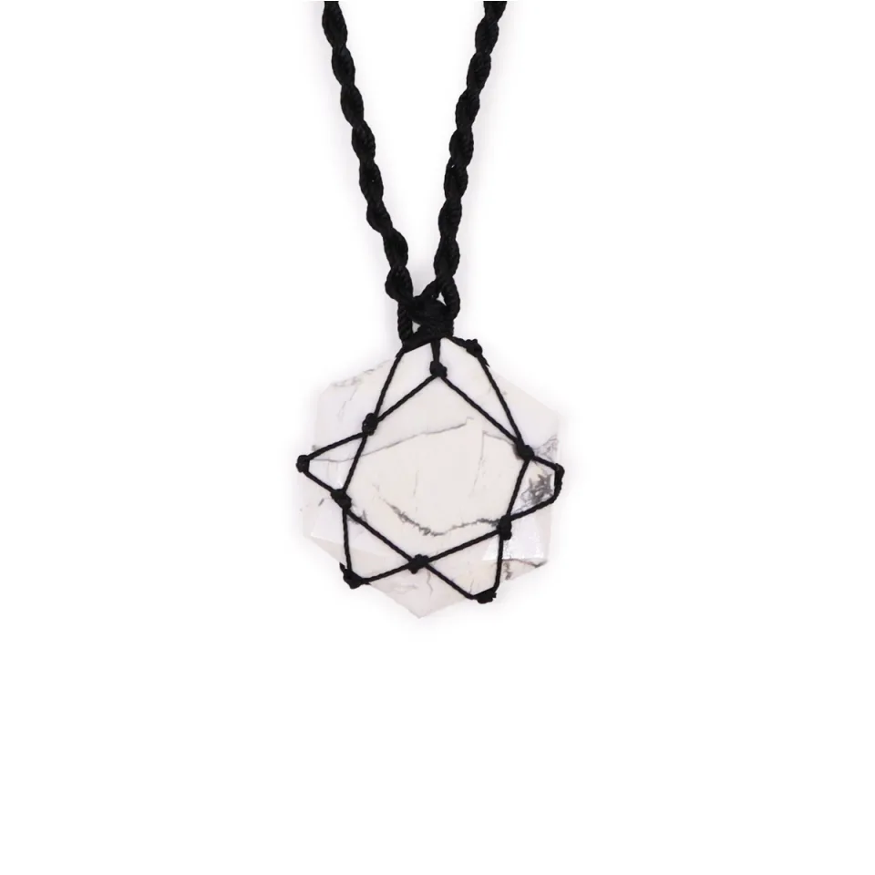 Pendentif en pierre sur lacet, Hexagone : howlite blanche