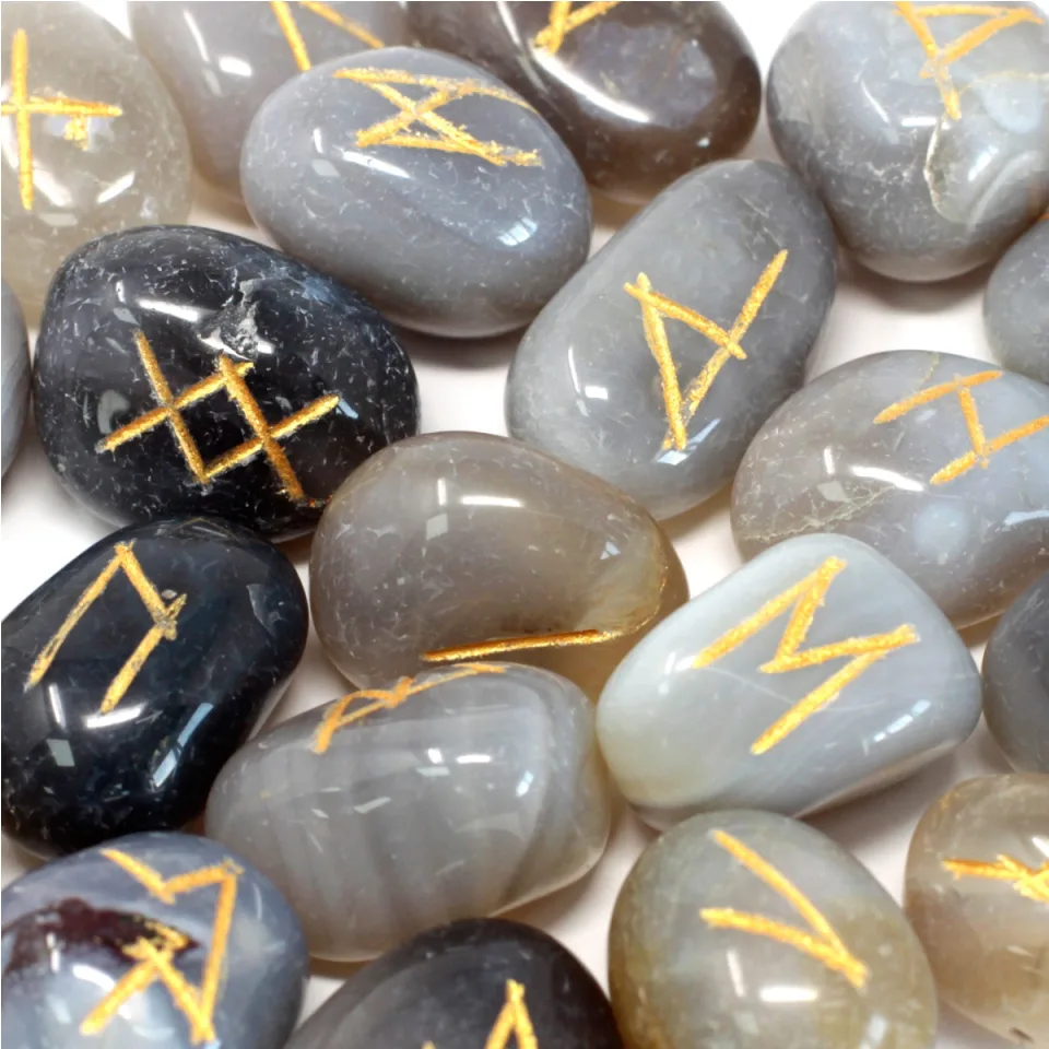 Jeux de runes en pierre avec pochette : Agate grise