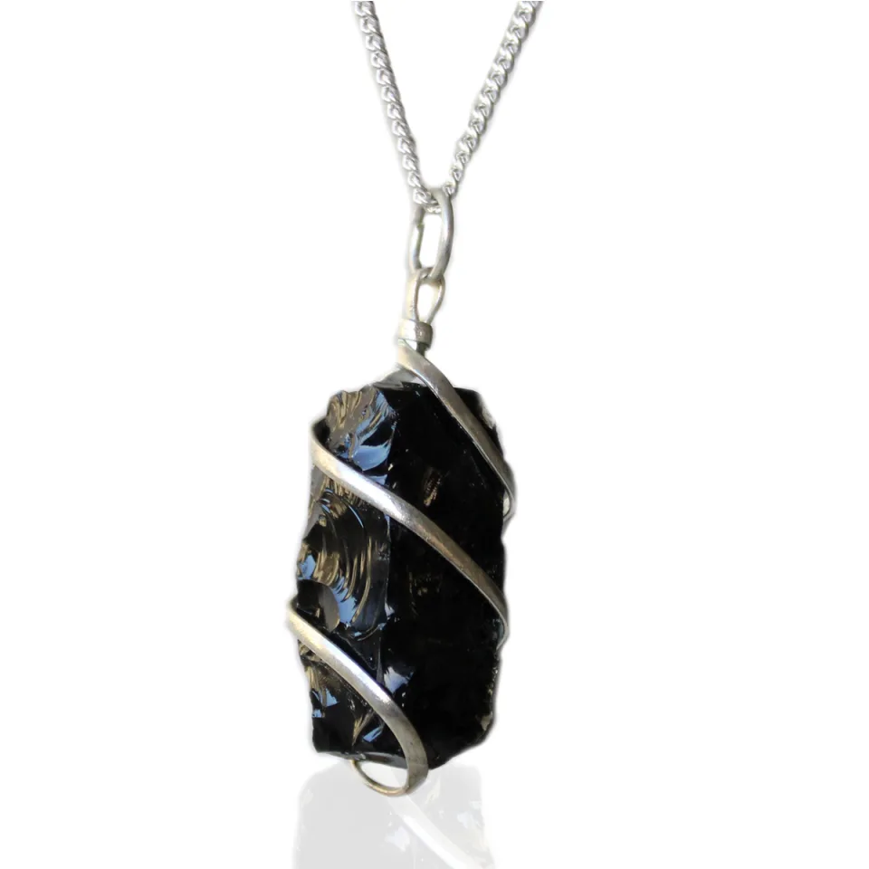 Collier cascade enveloppée : onyx noir brut