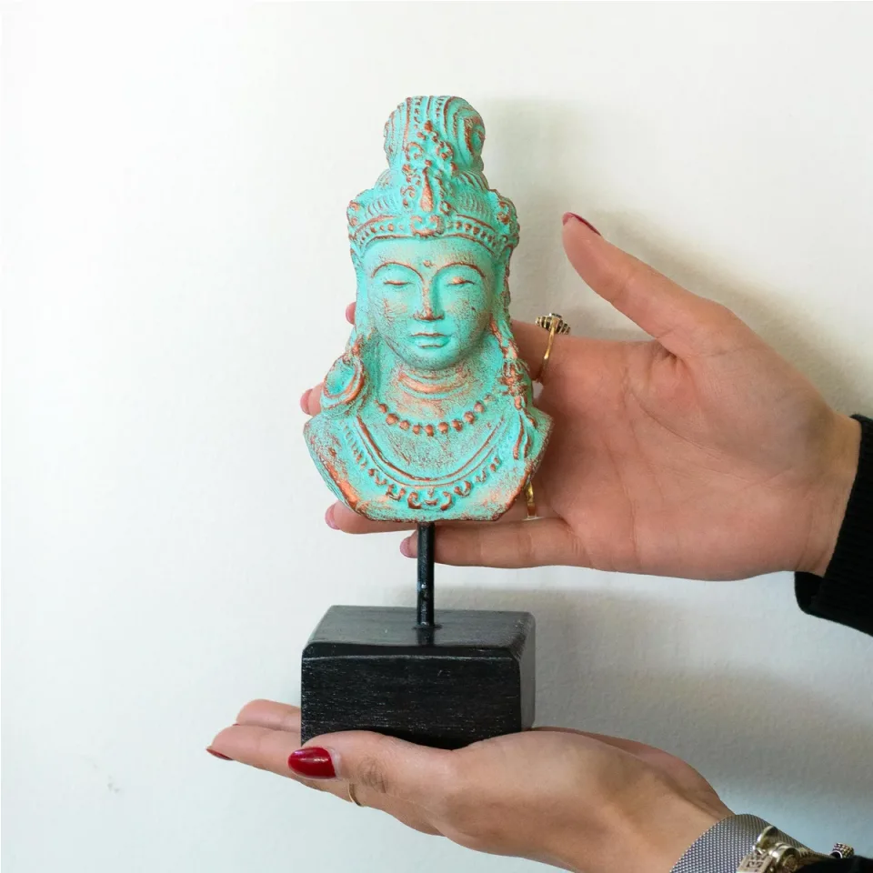 Princesse javanaise porte-bonheur sur socle : vert cuivré