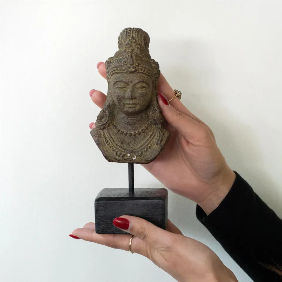 Princesse javanaise porte-bonheur sur socle : gris