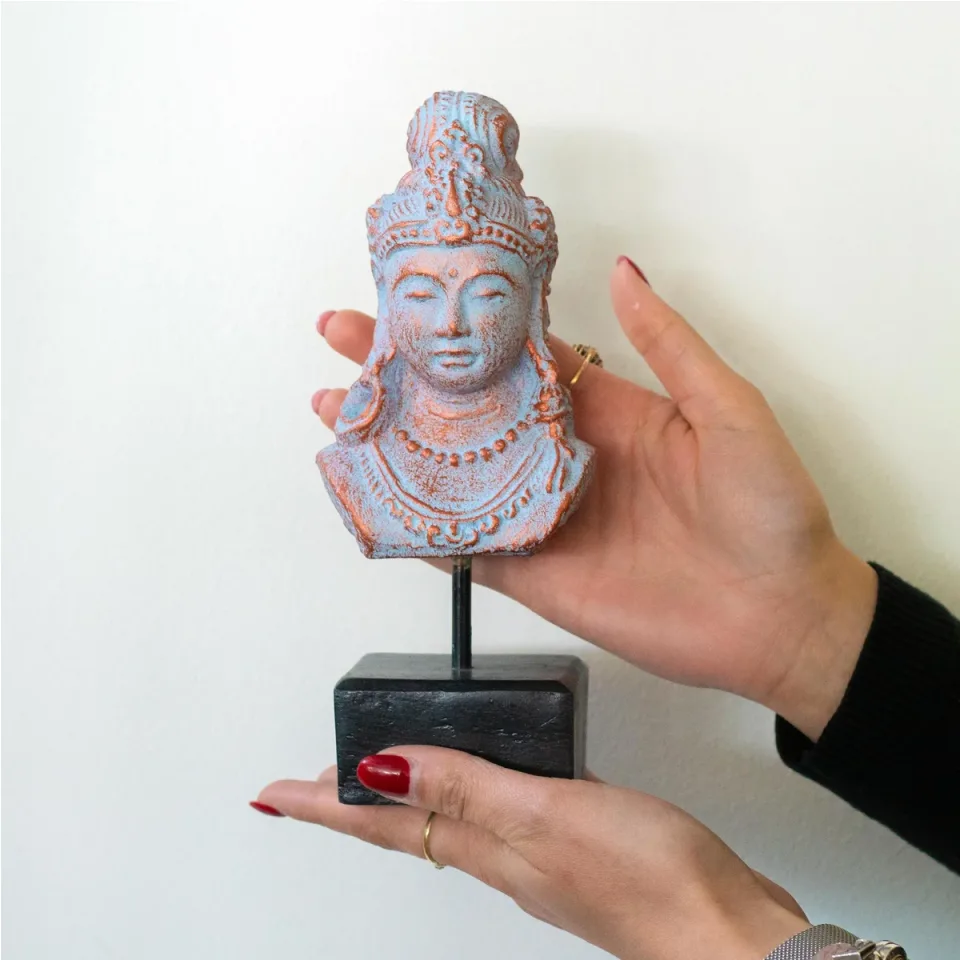 Princesse javanaise porte-bonheur sur socle : bleu cuivré