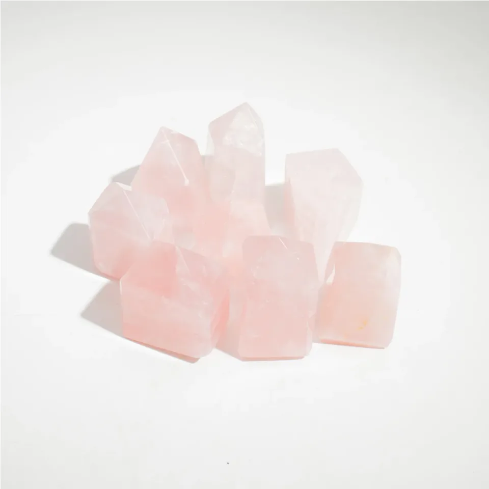 Pointes d'environ 6 cm (0,5 kg) : quartz rose d'Inde (environ 8 pièces)