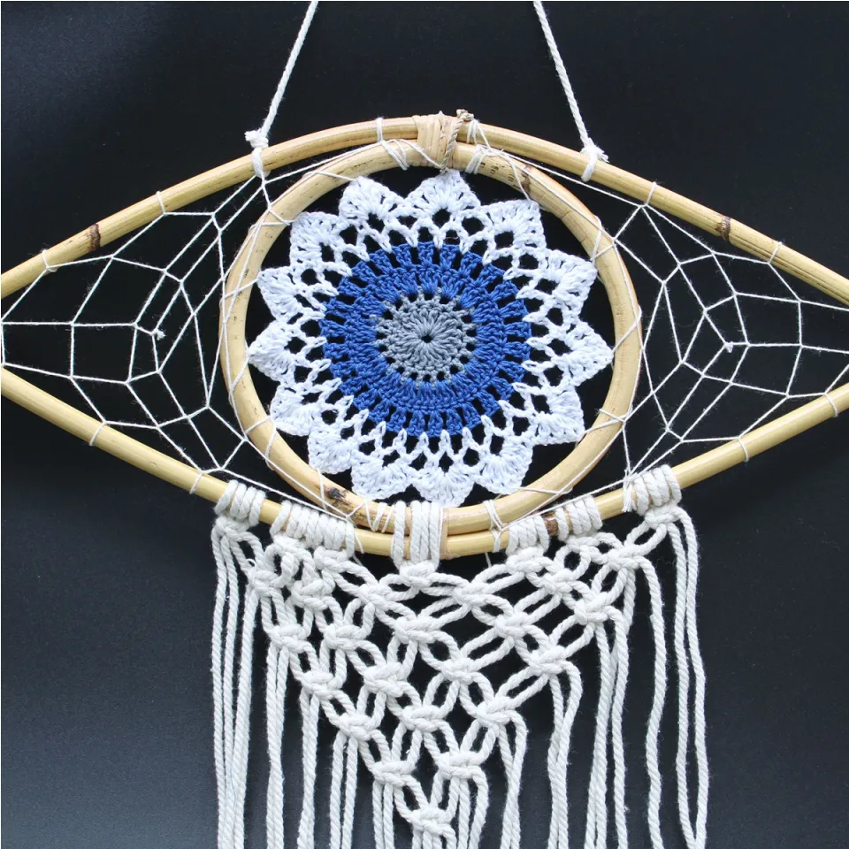 Œil moyen en macramé de protection : blanc, bleu et gris