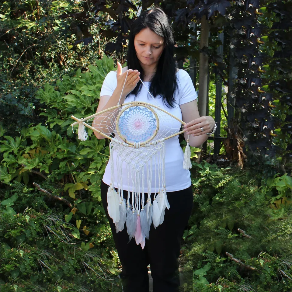 Œil moyen en macramé de protection : blanc, bleu et gris