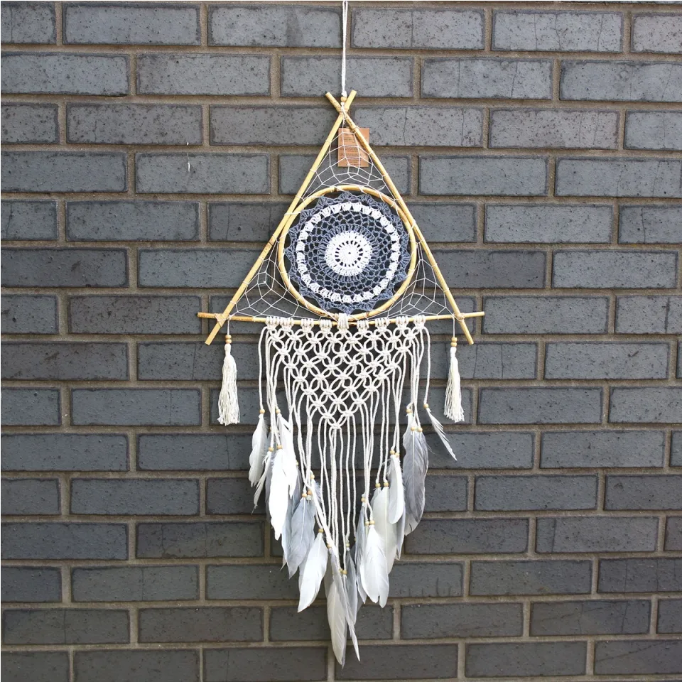 Grande pyramide en macramé : blanc et gris