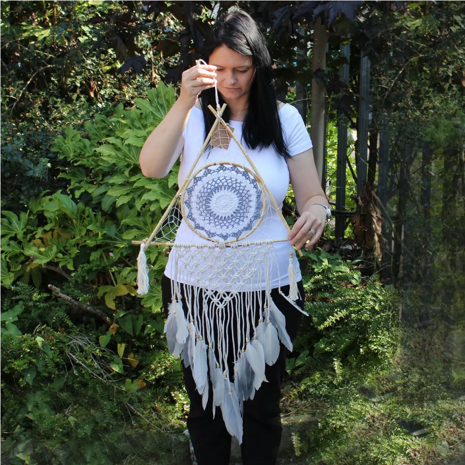 Grande pyramide en macramé : blanc et gris