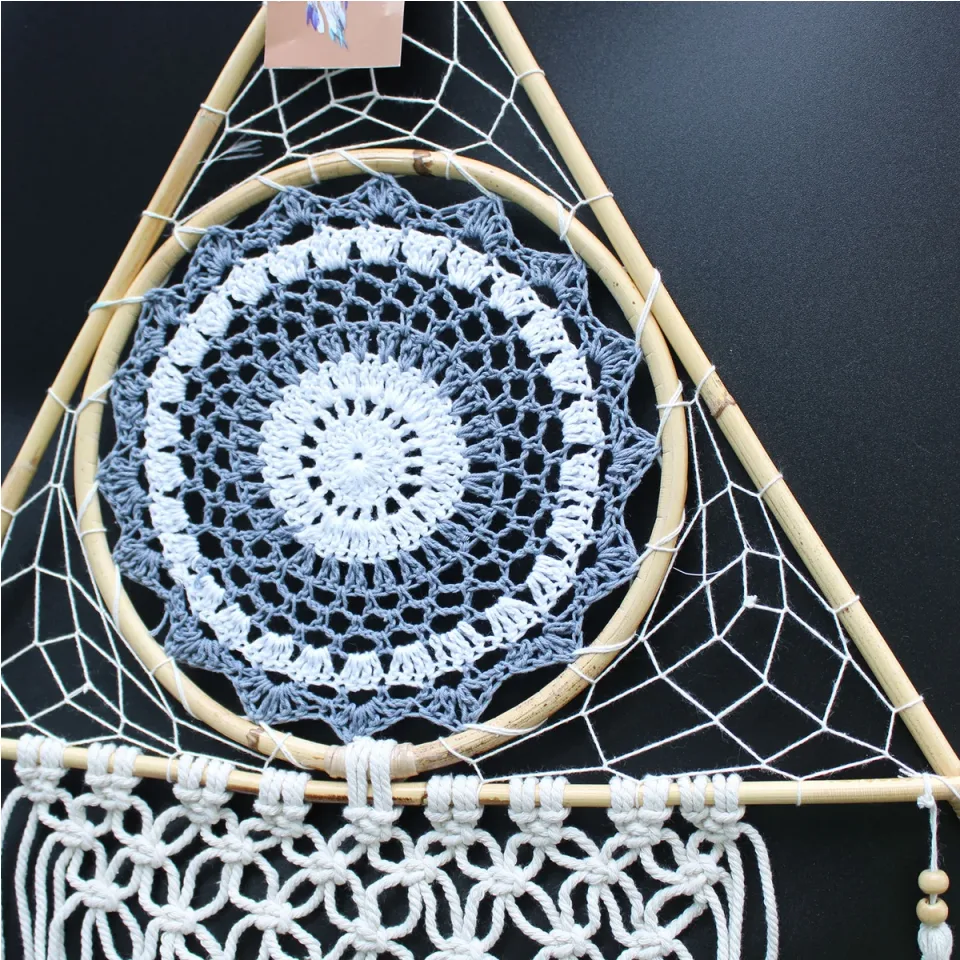 Grande pyramide en macramé : blanc et gris