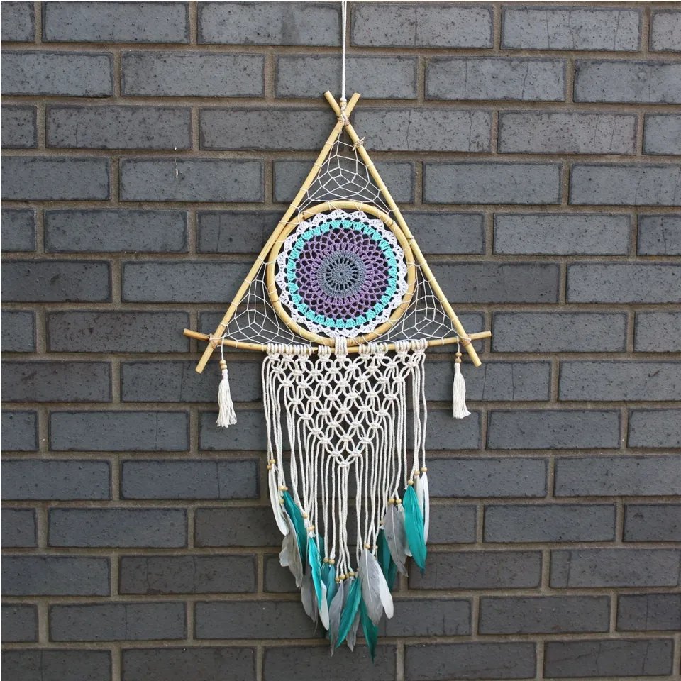 Grande pyramide en macramé : blanc et turquoise