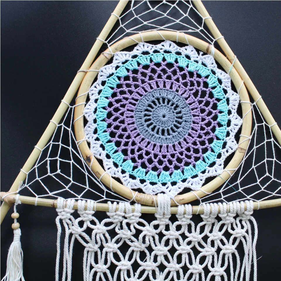 Grande pyramide en macramé : blanc et turquoise