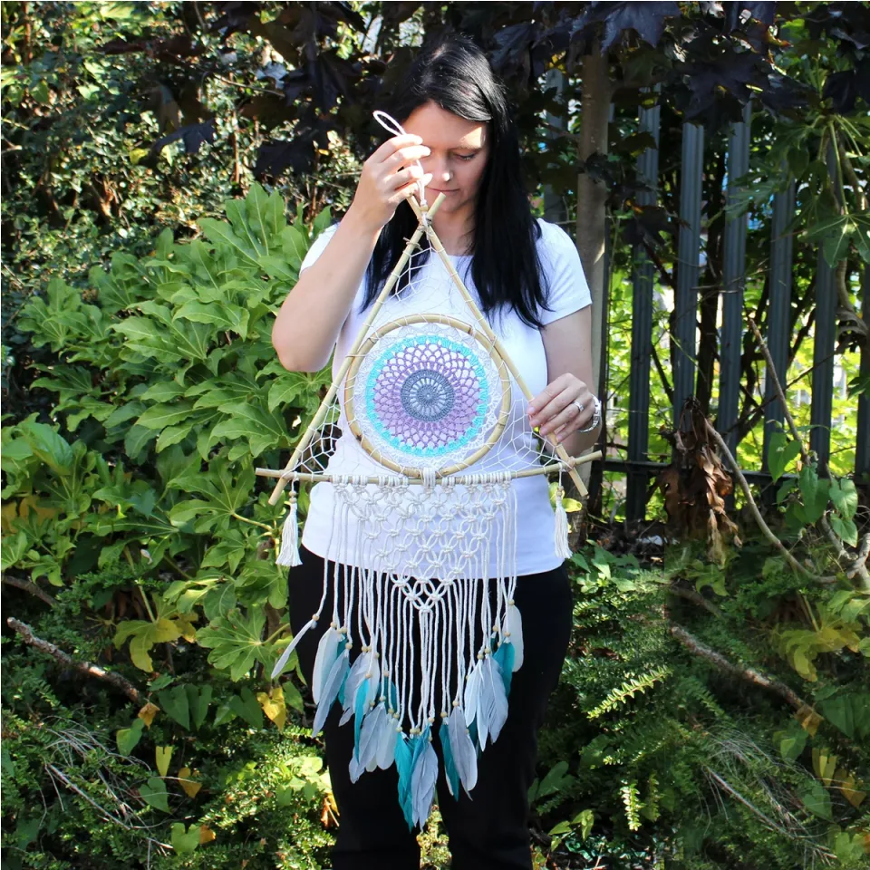 Grande pyramide en macramé : blanc et turquoise