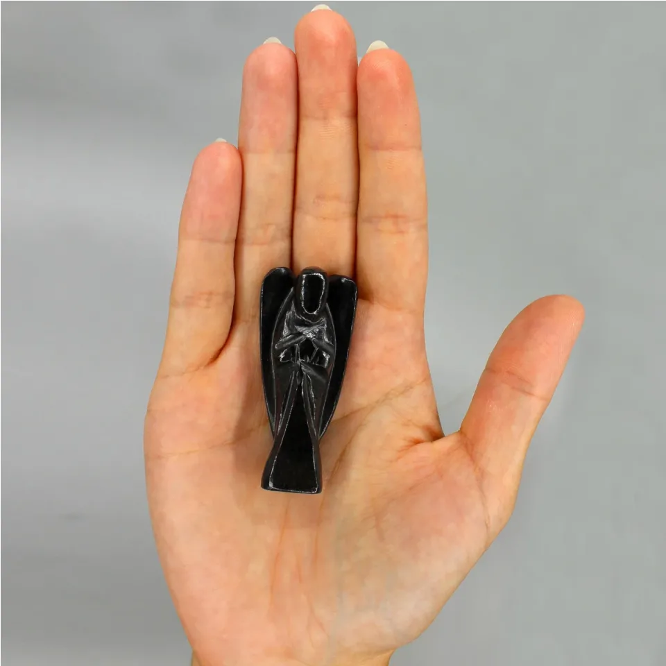 Ange sculpté : agate noire