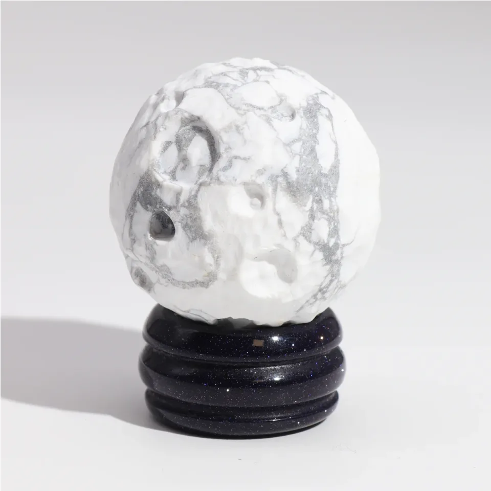 Planètes en pierre sur socle : Howlite blanche, 40 mm (socle 30 x 15 mm)