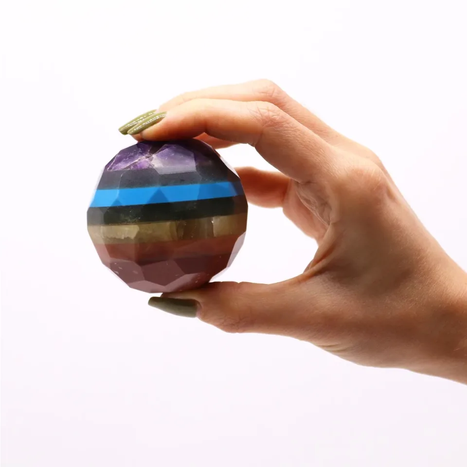 Boules facettées en pierre sur support : Sept chakras