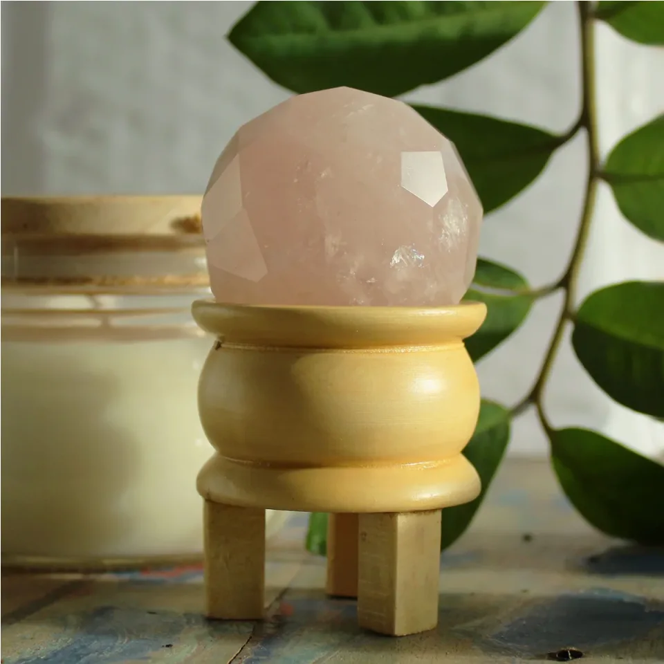 Boules facettées en pierre sur support : Quartz rose