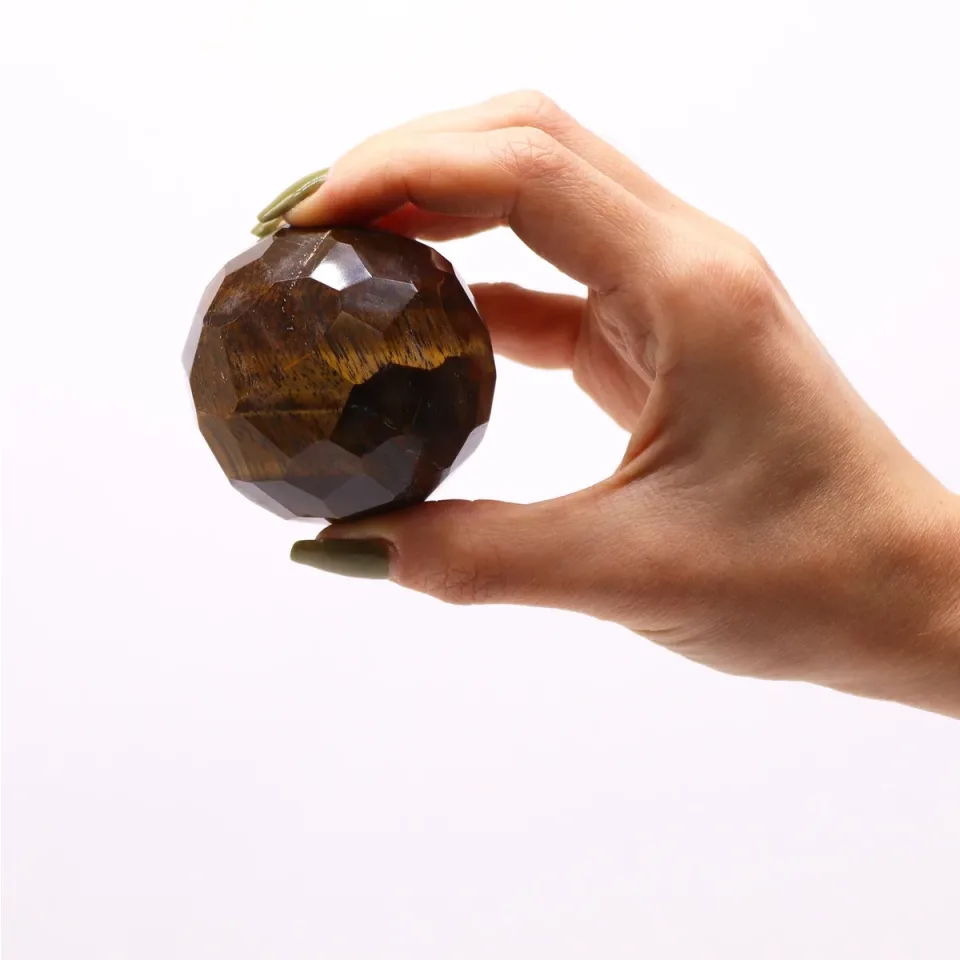 Boules facettées en pierre sur support : Œil de tigre