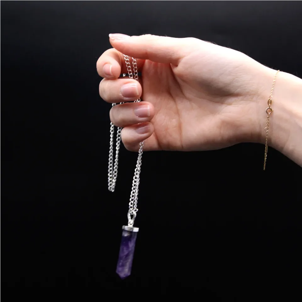 Pendentif en pierre sur chaîne plaquée argent, Pointe classique : cristal de roche