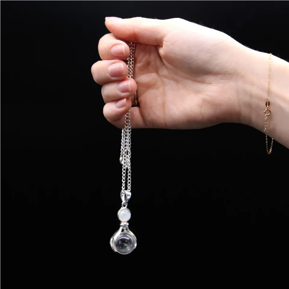 Pendentif en pierre sur chaîne plaquée argent, Mains guérisseuses : cristal de roche