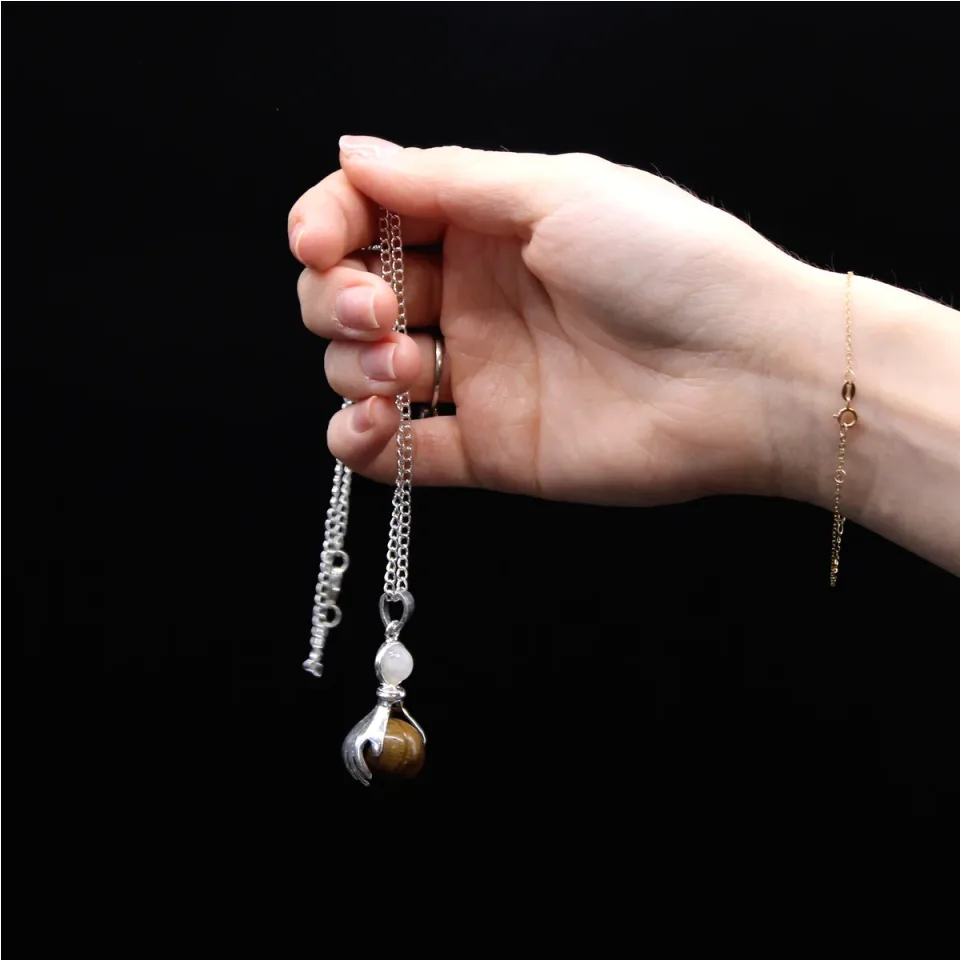 Pendentif en pierre sur chaîne plaquée argent, Mains guérisseuses : œil de tigre