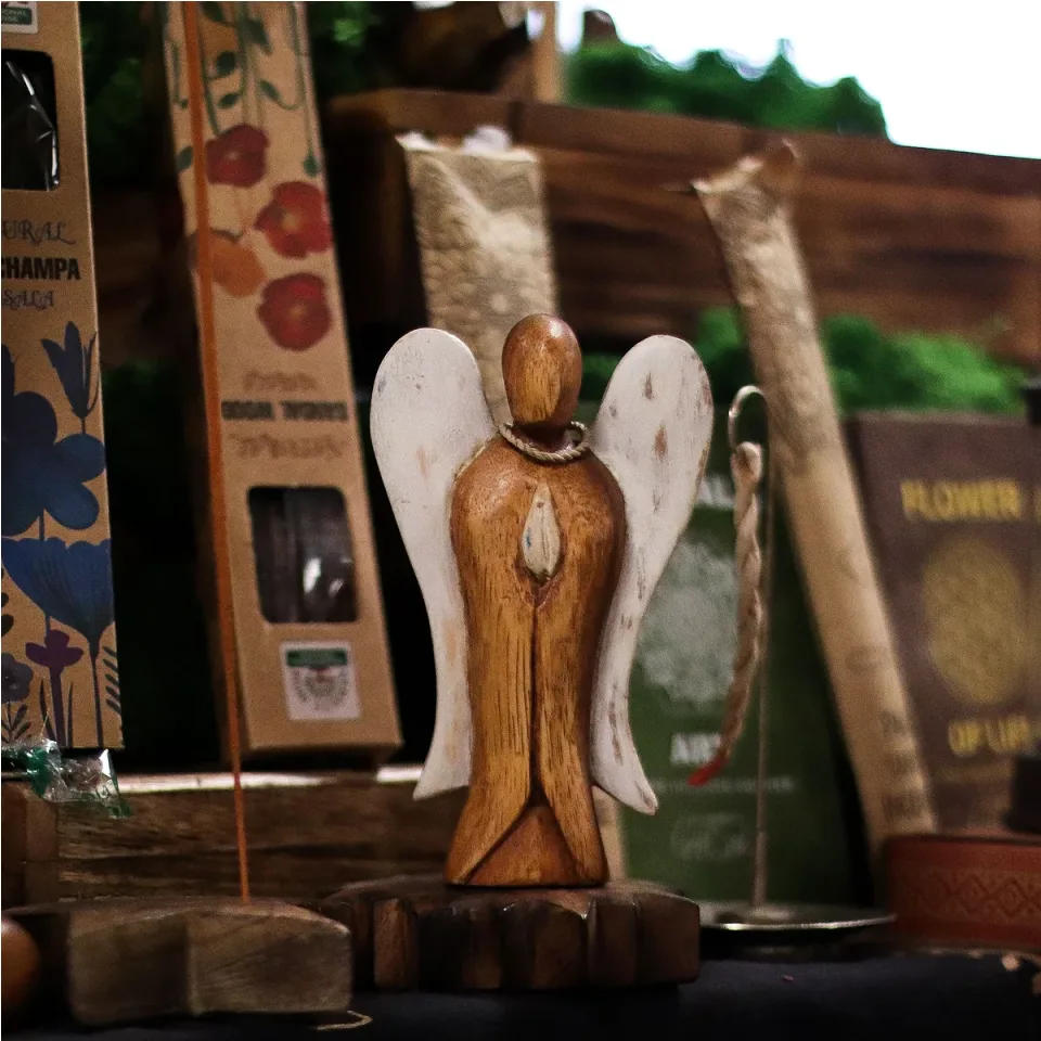 Ange Hati-Hati en bois sculpté : « Paix », 15 cm