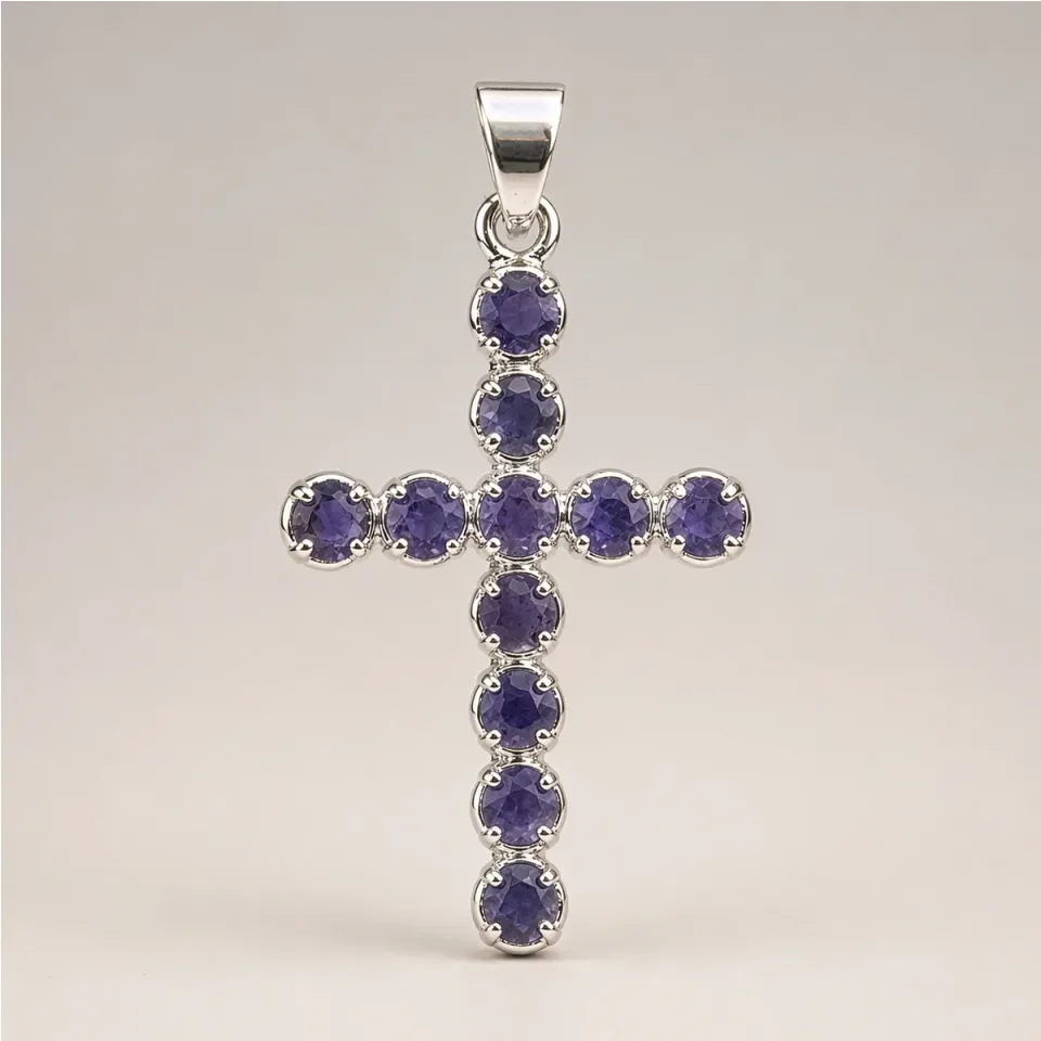 Pendentif croix en pierre sur chaîne : Sur chaîne : croix en iolite