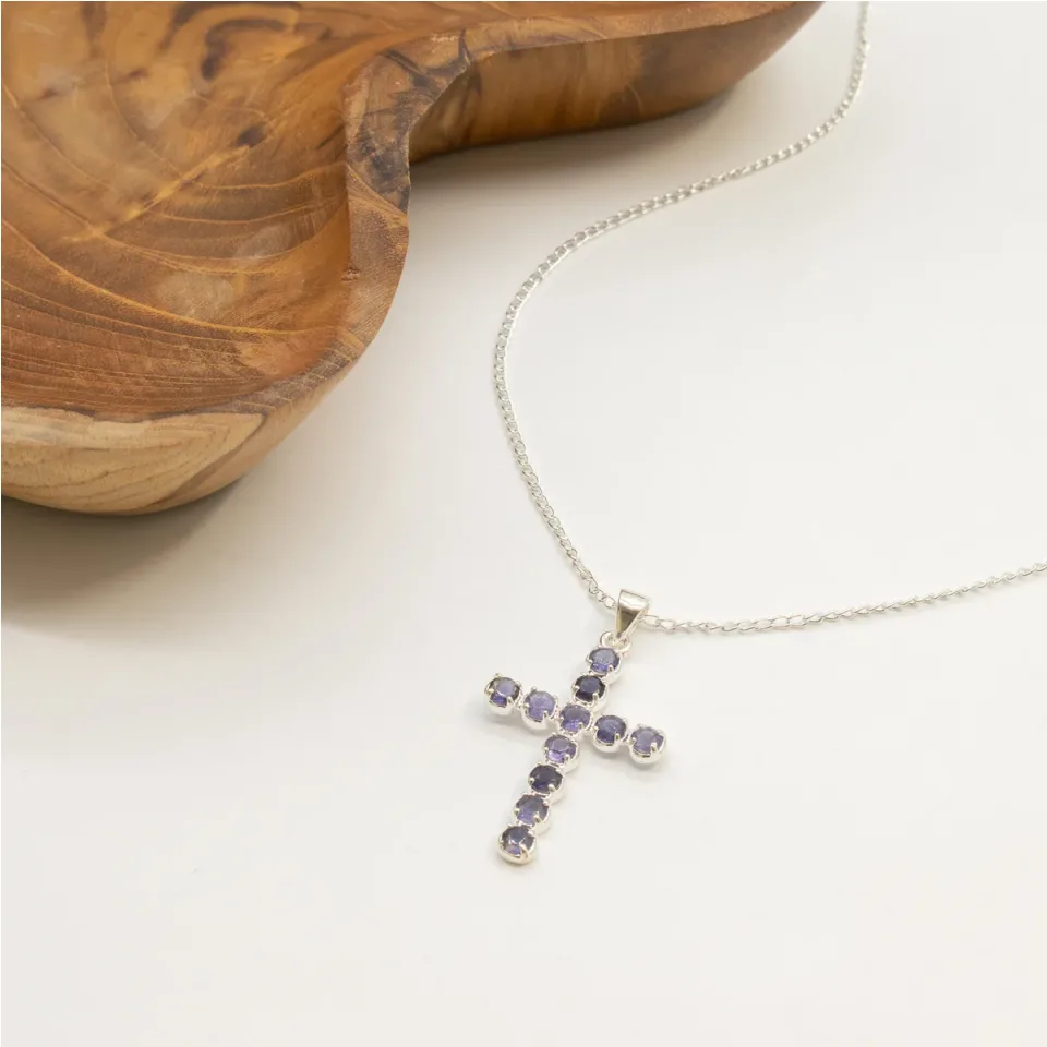Pendentif croix en pierre sur chaîne : Sur chaîne : croix en iolite