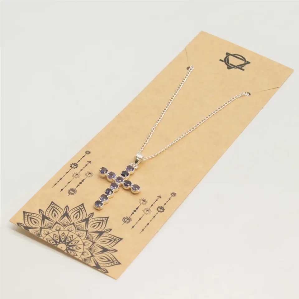 Pendentif croix en pierre sur chaîne : Sur chaîne : croix en iolite
