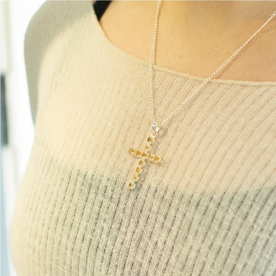 Pendentif croix en pierre sur chaîne : Sur chaîne : croix en citrine