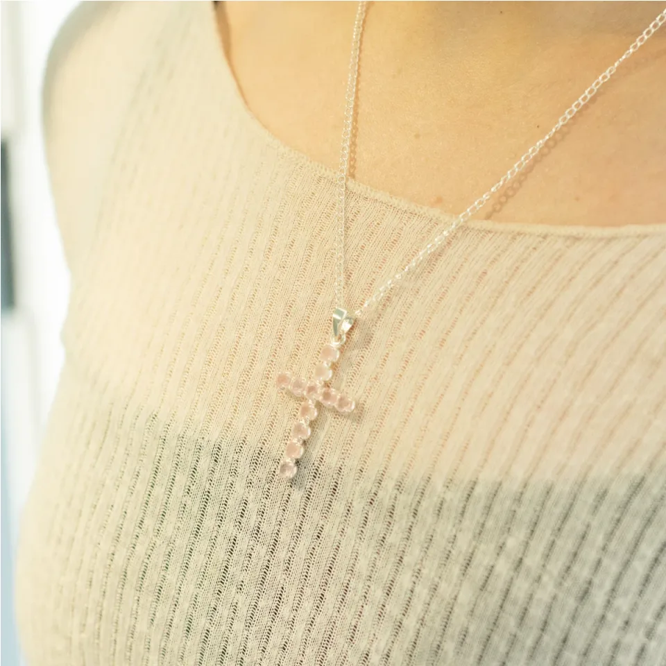 Pendentif croix en pierre sur chaîne : Sur chaîne : croix en quartz rose