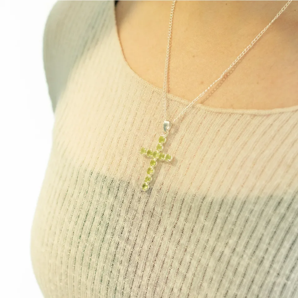 Pendentif croix en pierre sur chaîne : Sur chaîne : croix en péridot