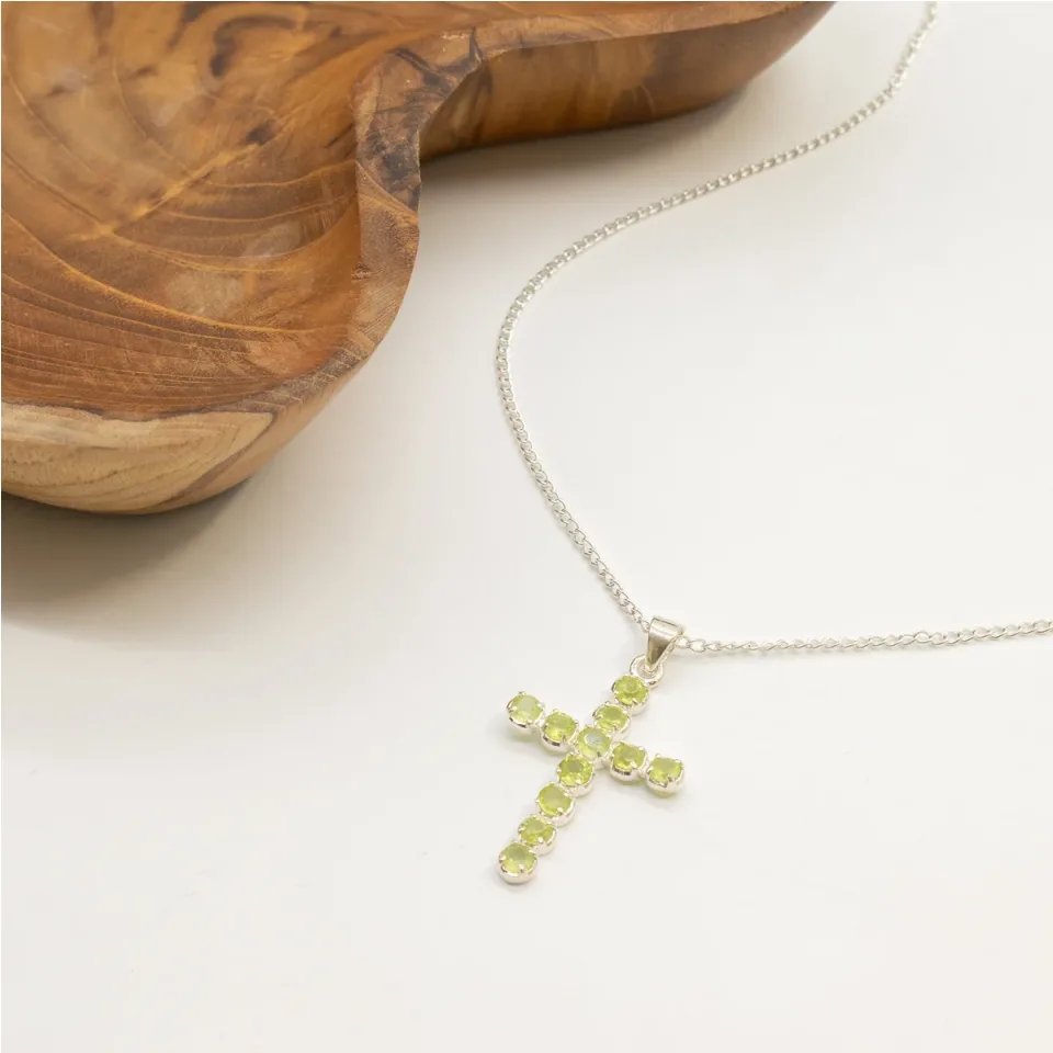 Pendentif croix en pierre sur chaîne : Sur chaîne : croix en péridot