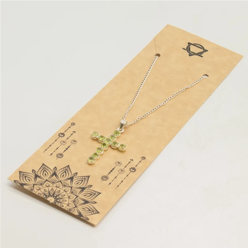 Pendentif croix en pierre sur chaîne : Sur chaîne : croix en péridot