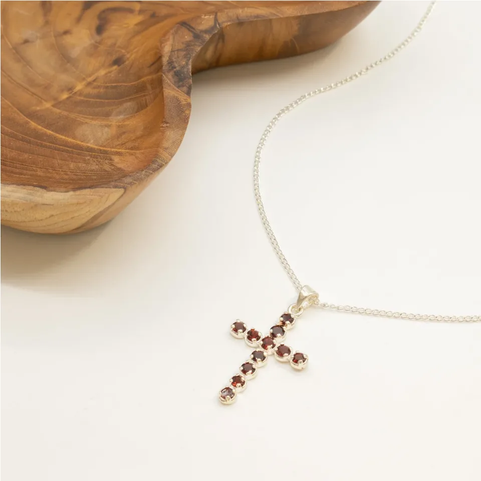 Pendentif croix en pierre sur chaîne : Sur chaîne : croix en grenat