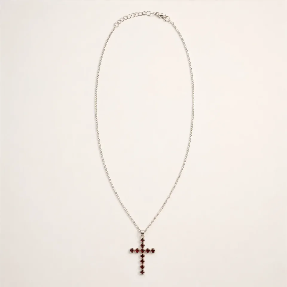Pendentif croix en pierre sur chaîne : Sur chaîne : croix en grenat