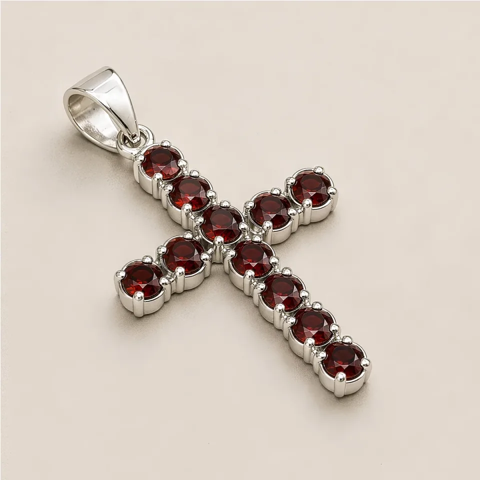 Pendentif croix en pierre sur chaîne : Sur chaîne : croix en grenat