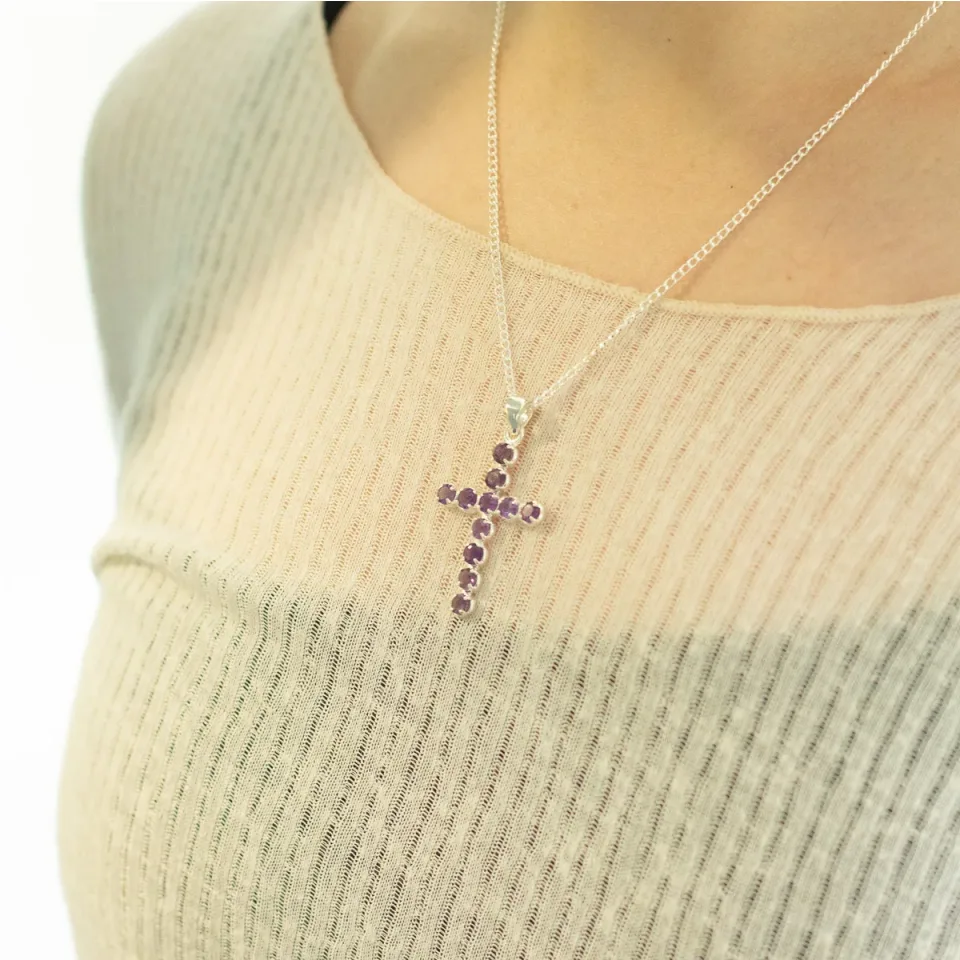 Pendentif croix en pierre sur chaîne : Sur chaîne : croix en améthyste