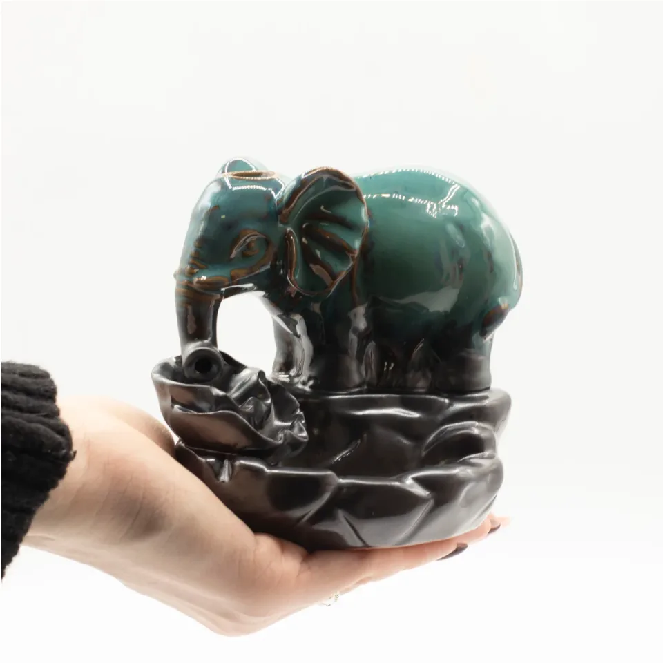 Brûleur d'encens à reflux en céramique, Éléphant au bassin : Modèle unique