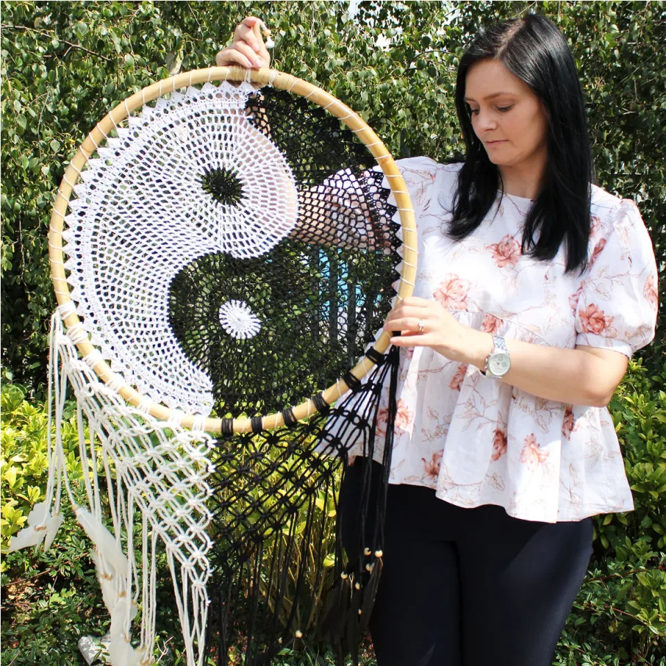Attrape-rêves balinais en plumes, Très grand yin-yang, 50 cm : Modèle unique
