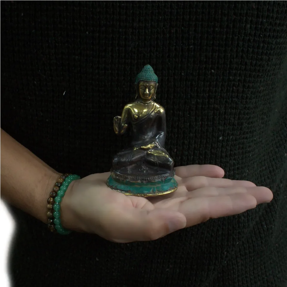 Bouddha assis moyen, main levée : Modèle unique