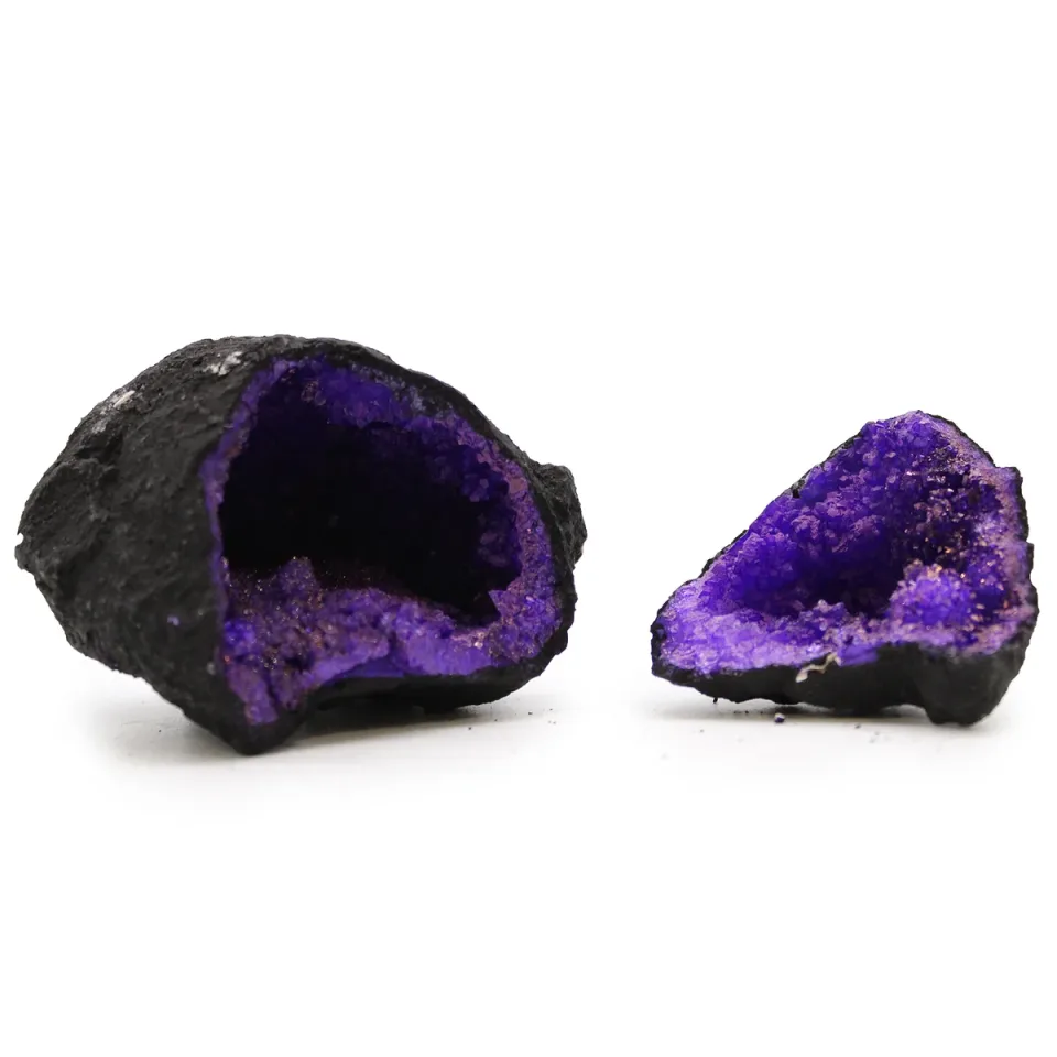 Géode de calcite colorée sur roche noire, violet : Modèle unique