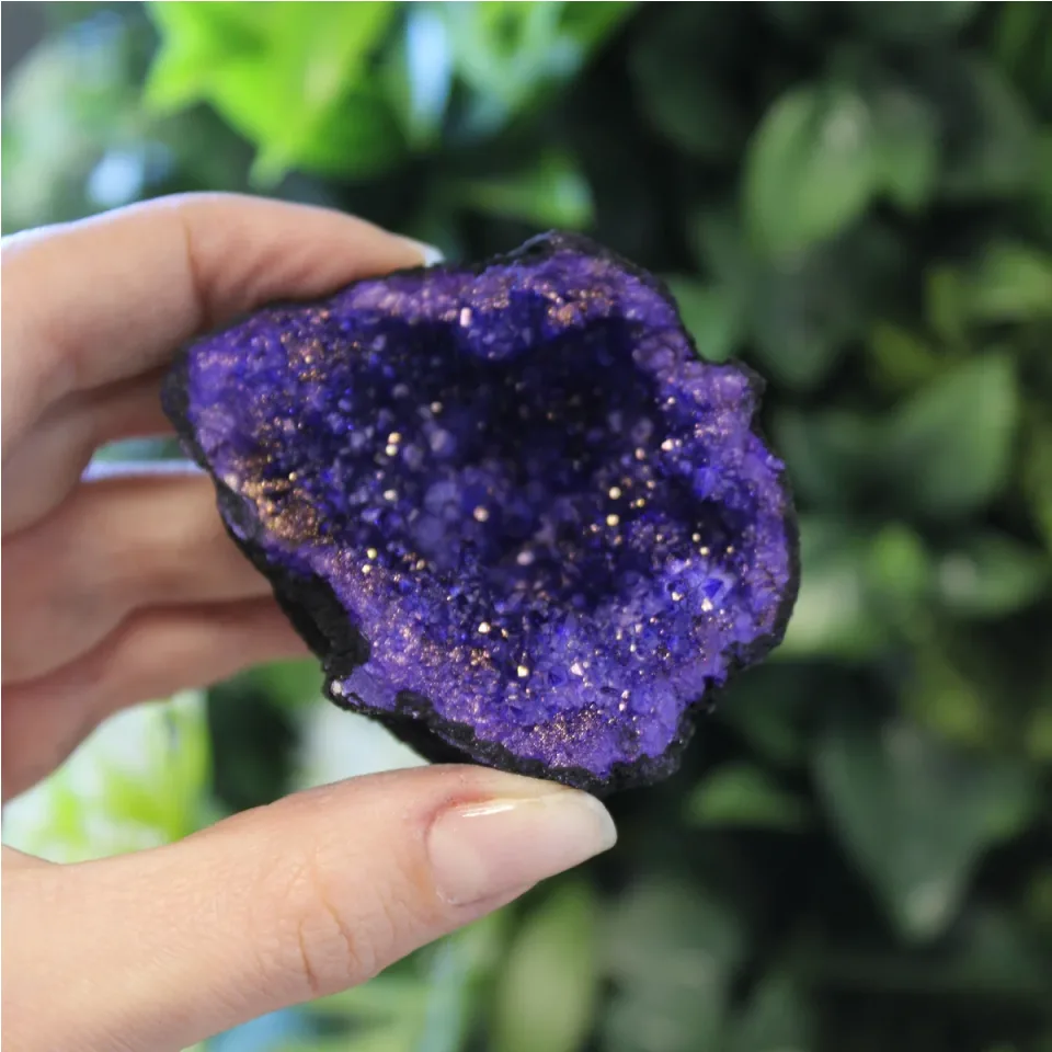 Géode de calcite colorée sur roche noire, bleu : Modèle unique