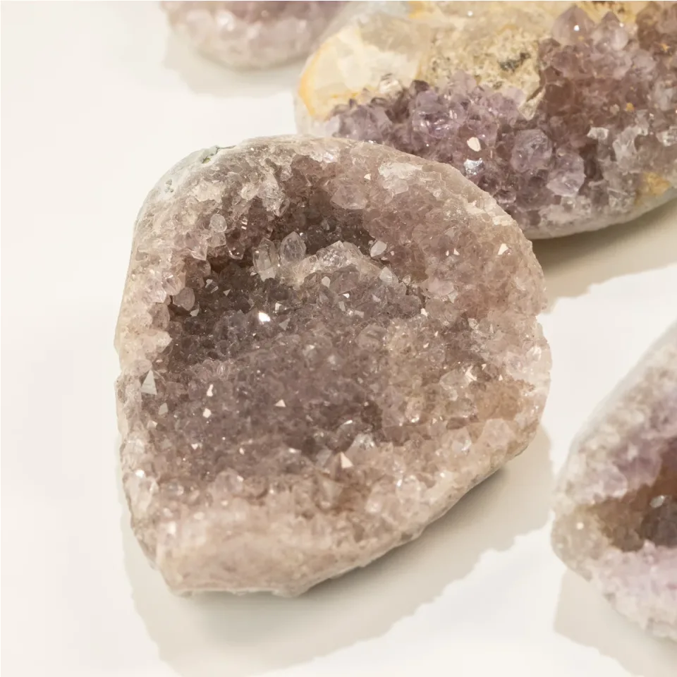 Petites géodes d'améthyste assorties, 3-5 cm (environ 1 kg, 4 à 6 pièces) : Modèle unique