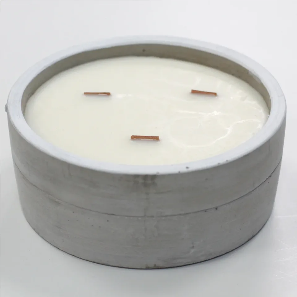 Bougie en béton à mèche en bois, Grande bougie, patchouli et ambre sombre : Modèle unique