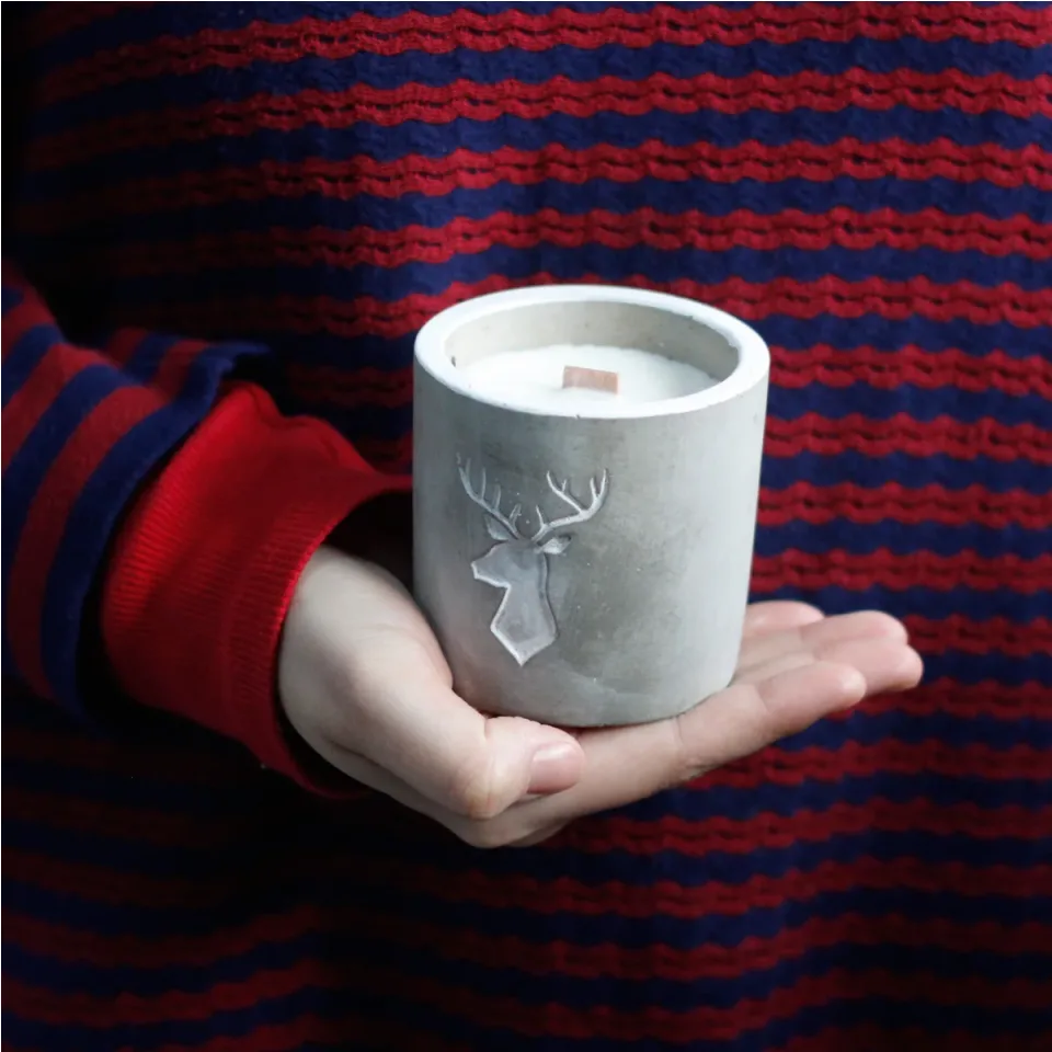 Bougie en béton à mèche en bois, Bougie moyenne « Amour », figue pourpre et cassis : Modèle unique