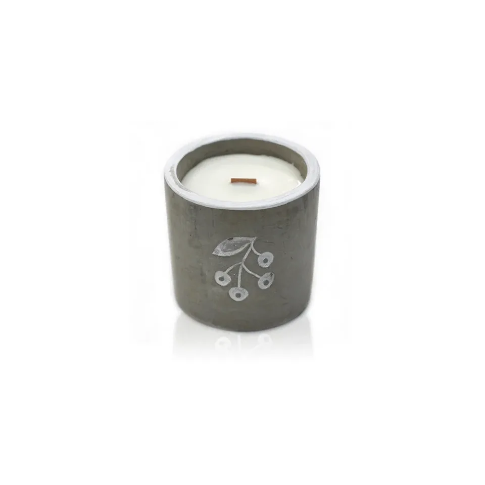 Bougie en béton à mèche en bois, Bougie moyenne « Baies », genièvre et gin doux : Modèle unique