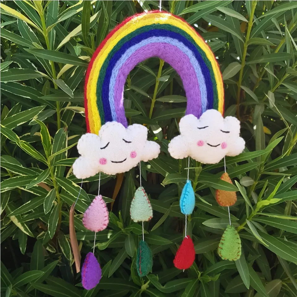 Mobile en feutre fait main, Nuages arc-en-ciel joyeux : Modèle unique