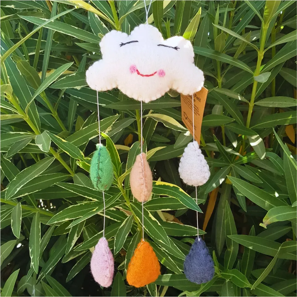 Mobile en feutre fait main, Mini nuages joyeux : Modèle unique